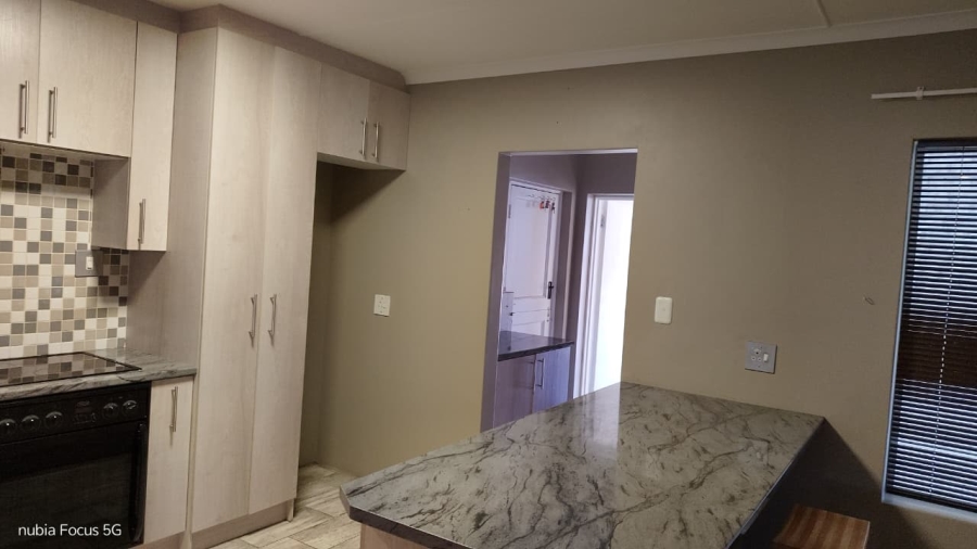 To Let 4 Bedroom Property for Rent in Wavecrest Eastern Cape